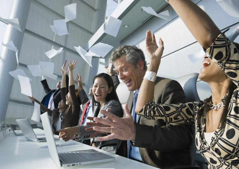 东方人,西方人,同事,商务人士,商务男性,商务女性,办公室,坐,投,举,笑,鼓掌,微笑,露齿笑,横图,室内,白天,仰视,衬衫,成功,合作,团队,集体,信心,电脑,显示器,鼠标,键盘,家具,桌子,欧洲,非洲,黑人,欧洲人,亚洲,套装,网络,材料,档案,文件,纸,办公桌,领带,许多人,凌乱,注视,黄种人,输入设备,通讯设备,队伍,装饰品,饰品,手稿,手链,首饰,资料,观察,看,托,一群人,台式电脑,手镯,观看,证明,察看,混乱,领导,象征,庄重,成就,关注,下降,文档,降落,通信设备,商务装,身份,镯子,合伙,领袖,工薪阶层,输出设备,办公家具,正式,地位,纷乱,缭乱,庞杂,降低,下跌,下落,男人,男性,年轻男性,年轻女性,女人,女性,中年男性,中年女性,白种人,非洲人,亚洲人,印度人,白领,上班族,举起,举手,举着,拍手,抛,扔,撒,抬头,向上举,向上伸,向上托,仰头,掷,坐着,半身,彩图,低角度拍摄,衬衣