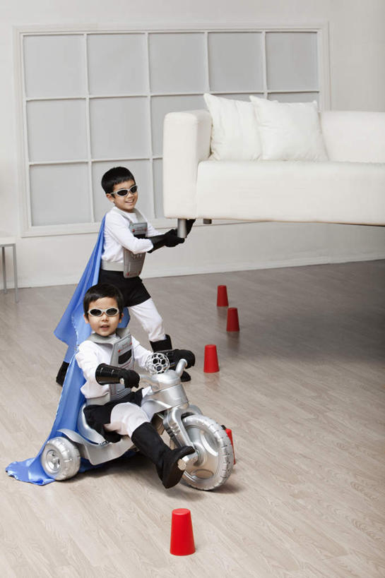 东方人,儿童,两个人,家庭,客厅,站,坐,举,竖图,室内,白天,正面,纯洁,沙发,杯子,亚洲,服装,塑料,三轮车,注视,黄种人,车,脚踏车,小孩,衣服,红色,塑料制品,交通工具,观察,看,托,站着,温暖,温馨,一家人,可爱,童年,童趣,服饰,观看,塑料杯,和睦,察看,起居室,衣着,穿着,关注,载具,儿童车,表演服,演出服,斗篷,布艺沙发,童真,烂漫,无邪,衣饰,客堂,大氅,道具服,天真,男孩,男人,男性,亚洲人,举起,举手,举着,向上举,向上伸,向上托,站立,坐着,彩图,全身,儿童三轮车,融洽,男生