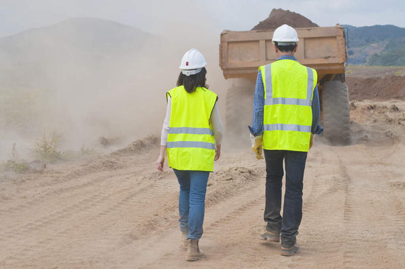 西方人,两个人,伙伴,朋友,建筑工人,走,横图,室外,白天,工作服,制服,友谊,合作,团队,帽子,欧洲,欧洲人,头盔,泥土,土壤,车,工人,背面,安全帽,建筑工地,交通工具,工程车,战略,载具,联合,合谋,地盘,建筑地盘,施工地盘,工作制服,配合,协作,男人,男性,女人,女性,中年男性,中年女性,白种人,建筑工,步行,散步,走路,彩图,全身,工作套服,工地,安全服,反光背心,反光服,反光衣,翻斗车,自卸汽车