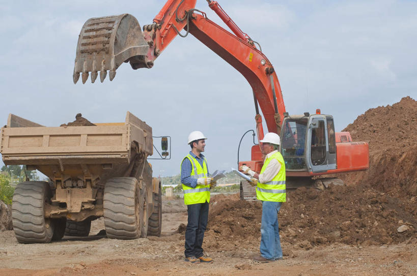 西方人,两个人,伙伴,朋友,建筑工人,站,横图,室外,白天,侧面,工作服,制服,友谊,合作,团队,汽车,帽子,欧洲,欧洲人,阴影,光线,头盔,影子,注视,相视,车,工人,蓝色,白色,蓝天,天空,阳光,安全帽,建筑工地,交通工具,天,观察,看,站着,面对面,机械,工程车,战略,晴朗,观看,对视,挖掘机,察看,互视,关注,载具,相对,挖土机,万里无云,相看,联合,合谋,地盘,建筑地盘,施工地盘,交通运输,农用机械,工作制服,配合,协作,男人,男性,中年男性,白种人,晴空,晴空万里,建筑工,站立,彩图,全身,工作套服,工地,安全服,反光背心,反光服,反光衣,翻斗车,自卸汽车