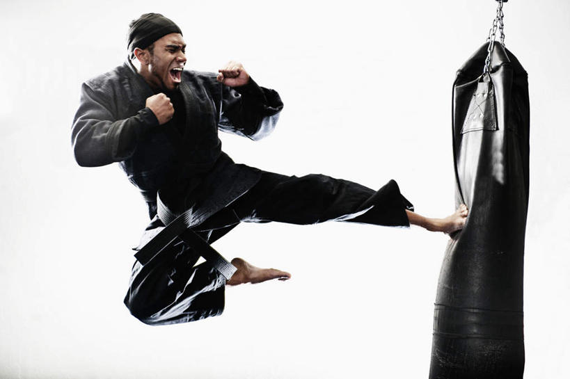 西方人,一个人,跳,横图,室内,白天,白色背景,正面,锻炼,安全,运动,欧洲,非洲,黑人,欧洲人,仅一个男性,仅一个人,仅一个中年男性,踢,握,服装,防护,半空,注视,运动器械,衣服,黑色,观察,看,健身器械,握着,摄影,服饰,影棚,观看,保护,察看,衣着,穿着,关注,沙袋,保险,健身器材,柔道服,拳击袋,保全,周全,安稳,安定,衣饰,平安,体育,男人,男性,中年男性,非洲人,跳跃,彩图,全身,影棚拍摄,健身,拍摄,运动器材,练功服