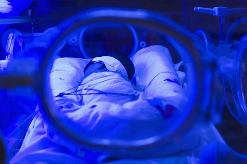 西方人,婴儿,儿童,一个人,躺,闭眼,睡,横图,俯视,室内,白天,婴儿服装,纯洁,机器,欧洲,欧洲人,仅一个人,服装,朦胧,模糊,医学,设备,小孩,衣服,可爱,服饰,活泼,医疗,医疗设备,衣着,穿着,宝宝,医疗器械,医疗工具,纯真,烂漫,无邪,衣饰,检测工具,保育箱,婴儿保育箱,卧着,伶俐,天真,白种人,孩子,闭眼睛,闭着眼,闭着眼睛,困,困觉,寝息,睡觉,躺着,卧,半身,彩图,高角度拍摄,婴儿服,培养箱,婴儿培养箱