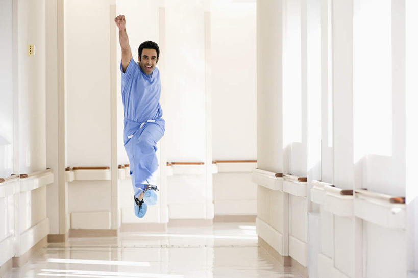 东方人,一个人,医生,医院,跳,举,横图,室内,白天,正面,工作服,制服,亚洲,仅一个男性,仅一个人,握,走道,走廊,过道,半空,注视,黄种人,鼓励,仅一个年轻男性,蓝色,观察,加油,看,手势,托,握拳,医护人员,医疗人员,打气,握着,观看,察看,白大褂,关注,鼓舞,防护服,隔离服,无菌服,医疗机构,鞋套,工作制服,男人,男性,年轻男性,亚洲人,大夫,举起,举手,举着,跳跃,向上举,向上伸,向上托,彩图,全身,工作套服,病院,诊所,防静电工装,隔工作服,洁净工装,洁净工作服,净化服,无尘工作服,无尘衣,鞋罩,一次性鞋套