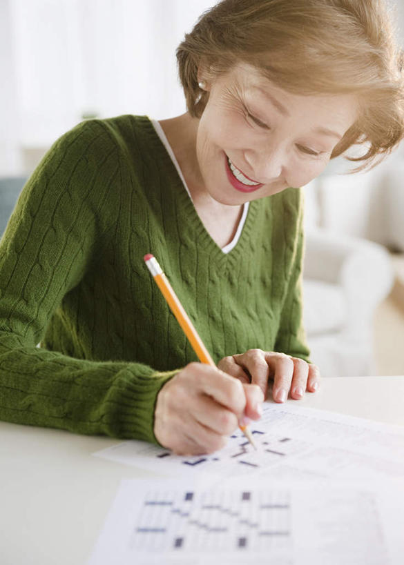 东方人,一个人,坐,笑,微笑,露齿笑,竖图,室内,白天,正面,游戏,桌子,亚洲,仅一个女性,仅一个人,握,服装,笔,办公用品,拿,玩,拿着,注视,休闲装,黄种人,娱乐,书桌,文具,衣服,课桌,铅笔,学习用品,低头,观察,看,休闲,休闲服,益智,握着,服饰,仅一个老年女性,观看,活动,文具用品,察看,书写,发泄,关注,消遣,智力,填字游戏,宣泄,垂头,老年女性,女人,女性,亚洲人,玩耍,嬉戏,坐着,半身,彩图,纵横字谜