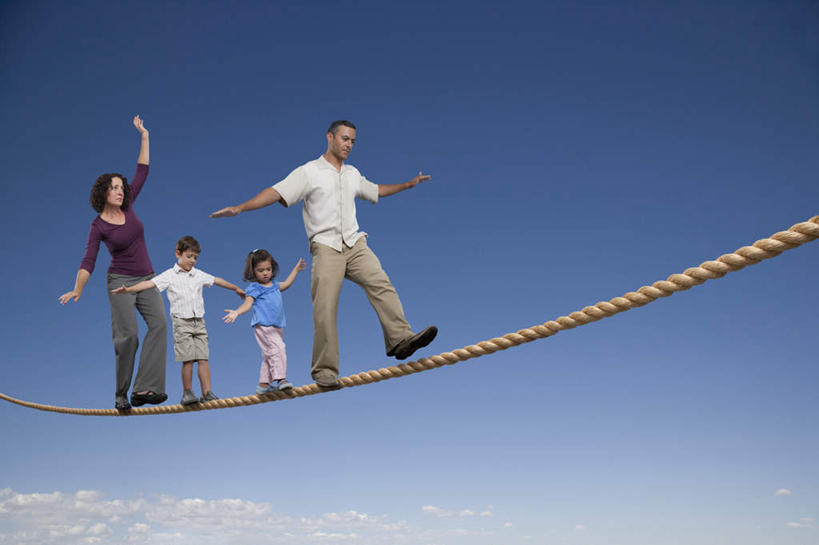 西方人,儿童,中年人,四个人,家庭,夫妻,母亲,父亲,女儿,儿子,站,举,伸展双臂,横图,室外,白天,仰视,爱情,锻炼,旅游,度假,探险,纯洁,运动,欧洲,欧洲人,一排,阴影,服装,整齐,光线,影子,云,云朵,浪漫,云彩,注视,休闲装,娱乐,极限运动,排列,小孩,衣服,蓝色,白云,蓝天,天空,阳光,天,观察,看,托,站着,享受,休闲,温暖,温馨,父女,父子,母女,母子,一家人,休闲服,恩爱,放松,父爱,可爱,母爱,童年,童趣,恋人,服饰,晴朗,观看,和睦,察看,队列,关注,室外运动,户外运动,童真,烂漫,无邪,走钢丝,冒险,体育,天真,男孩,男人,男性,女孩,女人,女性,中年男性,中年女性,白种人,孩子,夫妇,情侣,晴空,敞开双臂,举起,举手,举着,伸开双臂,向上举,向上伸,向上托,展开双肩,站立,张开手臂,张开双臂,彩图,低角度拍摄,全身,健身,达瓦孜,伴侣,融洽,男生,女生