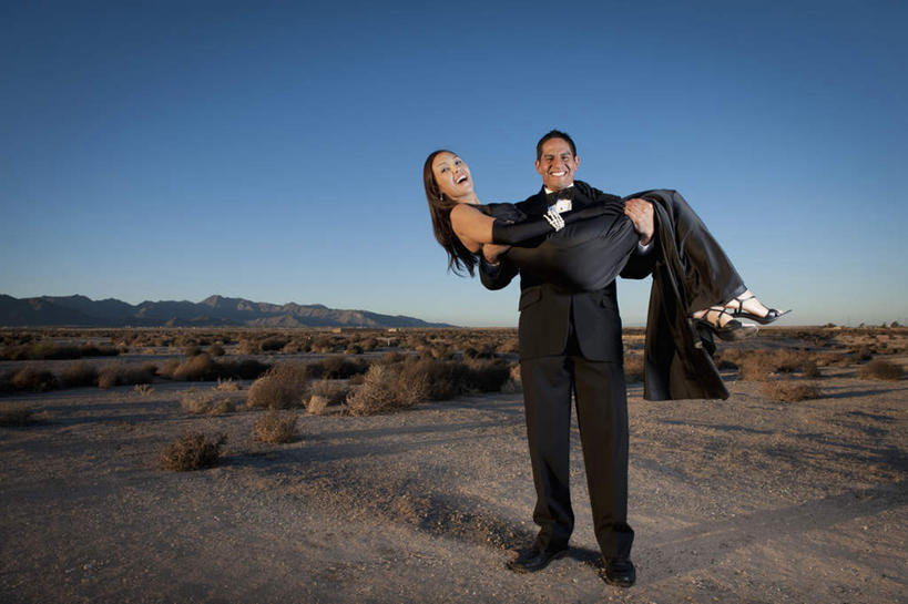 西方人,中年人,两个人,家庭,夫妻,站,抱,笑,微笑,露齿笑,横图,室外,白天,正面,裙子,晚礼服,西装,爱情,旅游,度假,美景,沙漠,植物,城市,欧洲,美国,欧洲人,阴影,连衣裙,套装,正装,枯萎,光线,影子,景观,枯草,浪漫,注视,职业装,娱乐,草,黄色,蓝色,蓝天,天空,阳光,自然,天,观察,看,站着,享受,休闲,温暖,温馨,一家人,景色,恩爱,放松,恋人,晴朗,抱着,观看,和睦,察看,亚利桑那,北美,北美洲,搂着,关注,自然风光,美洲,新娘抱,亚利桑那州,公主抱,凤凰城,菲尼克斯,万里无云,大峡谷之州,首府,北亚美利加洲,亚美利加洲,男人,男性,女人,女性,中年男性,中年女性,白种人,夫妇,情侣,大漠,砂漠,晴空,晴空万里,怀抱,搂,搂抱,相抱,拥抱,站立,彩图,全身,晚宴服,舞会服,洋服,洋装,夜礼服,县治,马里科帕县,伴侣,融洽