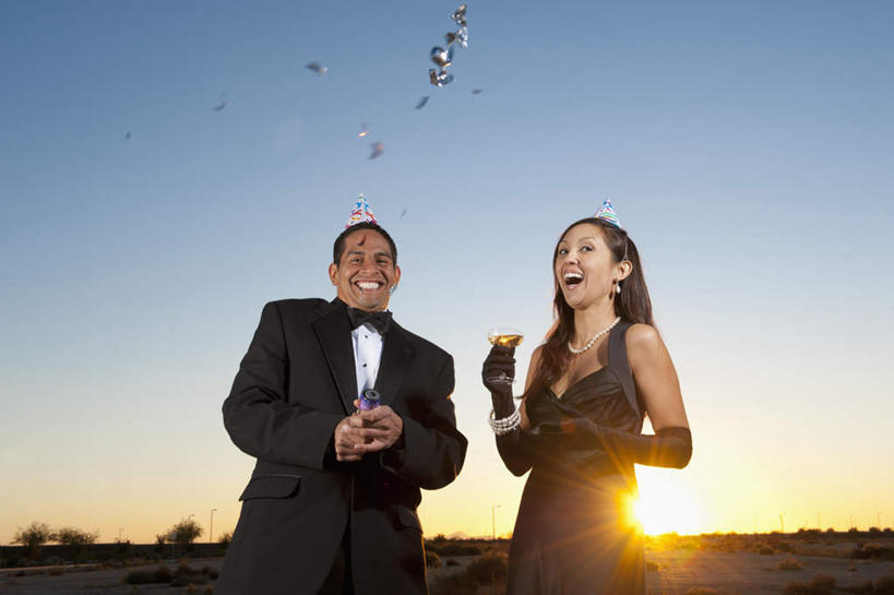 葡萄酒,西方人,中年人,两个人,家庭,夫妻,站,笑,微笑,露齿笑,横图,室外,白天,仰视,裙子,晚礼服,西装,爱情,旅游,度假,奢侈,快乐,美景,沙漠,水,城市,欧洲,美国,欧洲人,握,飞溅,连衣裙,套装,正装,溅,液体,景观,水滴,浪漫,拿,红酒瓶,拿着,注视,职业装,娱乐,玻璃制品,酒,酒瓶,水珠,饮料,蓝色,蓝天,天空,自然,黄昏,玻璃瓶,瓶子,香槟,天,观察,看,站着,享受,休闲,温暖,温馨,一家人,景色,恩爱,放松,诱惑,握着,恋人,晴朗,观看,和睦,察看,亚利桑那,北美,北美洲,葡萄酒瓶,关注,喷洒,自然风光,美洲,亚利桑那州,凤凰城,菲尼克斯,万里无云,大峡谷之州,首府,北亚美利加洲,亚美利加洲,气泡酒,起泡酒,汽酒,薄暮,男人,男性,女人,女性,中年男性,中年女性,白种人,夫妇,情侣,大漠,砂漠,晴空,晴空万里,站立,半身,彩图,低角度拍摄,眩光,晚宴服,舞会服,洋服,洋装,夜礼服,高兴,欢笑,傍晚,县治,马里科帕县,伴侣,融洽