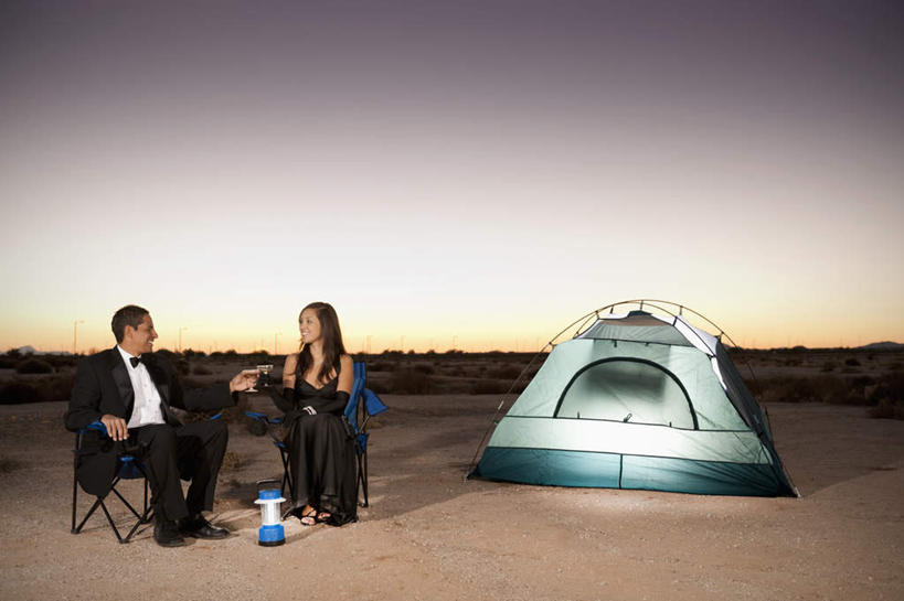 葡萄酒,西方人,中年人,两个人,家庭,夫妻,坐,笑,微笑,露齿笑,横图,室外,白天,正面,裙子,晚礼服,西装,爱情,旅游,度假,奢侈,快乐,美景,日落,沙漠,城市,杯子,椅子,欧洲,美国,欧洲人,握,连衣裙,套装,正装,庆祝,高脚杯,帐篷,景观,晚霞,霞光,落日,浪漫,拿,拿着,注视,职业装,娱乐,座椅,玻璃制品,酒,饮料,自然,黄昏,酒杯,香槟,干杯,观察,看,碰杯,享受,休闲,温暖,温馨,一家人,景色,彩霞,恩爱,放松,交际,友好,诱惑,握着,恋人,观看,庆贺,和睦,察看,亚利桑那,北美,北美洲,关注,自然风光,美洲,露营,礼仪,野营,敬酒,香槟杯,亚利桑那州,折叠椅,凤凰城,菲尼克斯,大峡谷之州,宿营,首府,劝酒,北亚美利加洲,亚美利加洲,气泡酒,起泡酒,汽酒,夕照,男人,男性,女人,女性,中年男性,中年女性,白种人,夫妇,情侣,玻璃杯,大漠,砂漠,夕阳,坐着,彩图,全身,晚宴服,舞会服,洋服,洋装,夜礼服,高兴,欢笑,县治,马里科帕县,伴侣,融洽,斜阳