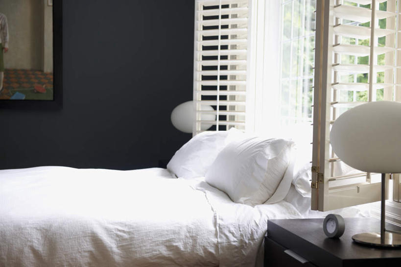 无人,横图,室内,白天,正面,床,柜子,靠垫,卧室,照明,双人床,灯光,床单,靠枕,被子,灯,床头柜,灯具,垫子,枕头,照亮,被单,照明设备,储存,床头灯,储备,蕴藏,贮备,彩图,睡房,卧房,贮存