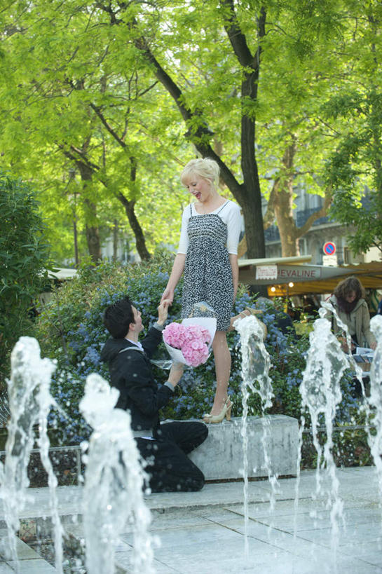 西方人,两个人,蹲,竖图,室外,白天,正面,衬衫,西装,爱情,植物,喷泉,欧洲,欧洲人,阴影,套装,服装,正装,盛开,光线,影子,景观,浪漫,花蕾,注视,休闲装,职业装,文化,花,花瓣,花朵,鲜花,树,树木,衣服,绿色,阳光,自然,花苞,花蕊,观察,看,品味,休闲,温暖,温馨,休闲服,恩爱,恋人,服饰,生长,成长,观看,求婚,和睦,察看,关注,水景,美观,男人,男性,年轻男性,年轻女性,女人,女性,白种人,情侣,设计,蹲着,彩图,全身,衬衣,伴侣,融洽