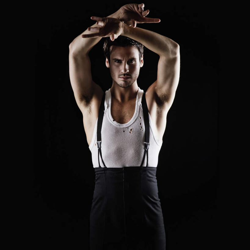 西方人,一个人,跳舞者,站,举,方图,室内,白天,正面,跳舞,热情,欧洲,欧洲人,仅一个男性,仅一个人,阴影,黑色背景,裤子,反射,影子,注视,仅一个年轻男性,观察,看,托,站着,背带裤,激情,摄影,影棚,观看,察看,关注,舞姿,豪情,狂热,饭单裤,工装裤,男人,男性,年轻男性,白种人,舞蹈家,舞蹈演员,舞者,举起,举手,举着,向上举,向上伸,向上托,站立,半身,彩图,影棚拍摄,拍摄,舞蹈,弗拉明戈,弗拉明戈舞