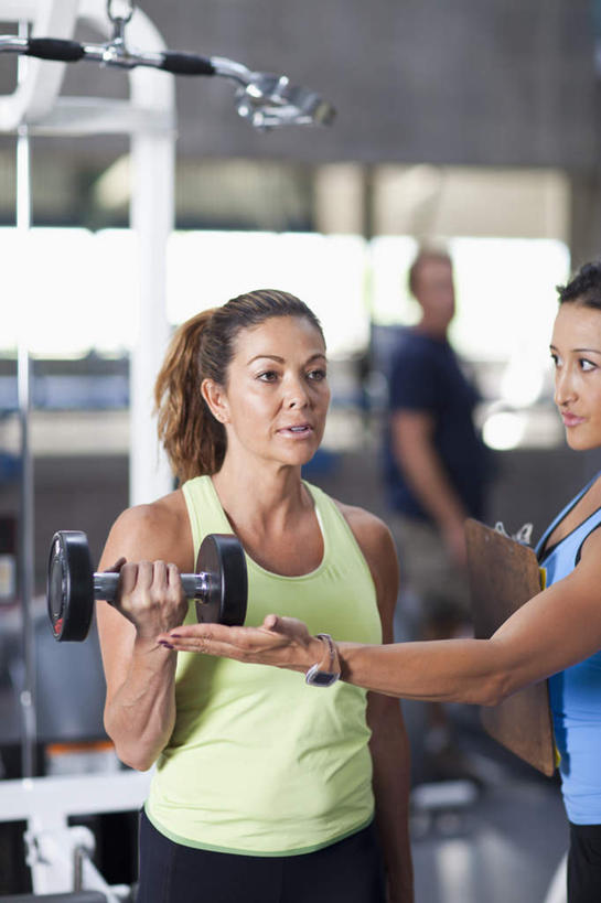 西方人,三个人,健身房,站,竖图,室内,白天,正面,运动服,锻炼,运动,哑铃,欧洲,欧洲人,用力,阴影,服装,朦胧,模糊,反射,影子,拎,注视,娱乐,运动器械,衣服,观察,看,站着,教练,享受,休闲,健身器械,放松,服饰,观看,察看,衣着,穿着,关注,使劲,健身器材,拉力器,室内运动,衣饰,男人,男性,女人,女性,中年男性,中年女性,白种人,站立,半身,彩图,健身,健身馆,运动器材,拎着,运动装