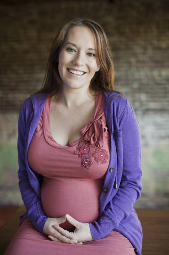 蝶泳,西方人,孕妇,一个人,坐,笑,微笑,露齿笑,室内,白天,正面,椅子,欧洲,欧洲人,仅一个年轻女性,仅一个女性,仅一个人,服装,墙,扭头,注视,休闲装,墙壁,墙面,衣服,观察,看,转头,休闲,怀孕,休闲服,搭,服饰,观看,察看,待产,搭着,关注,妊娠,准妈妈,年轻女性,女人,女性,白种人,产妇,坐着,半身,彩图