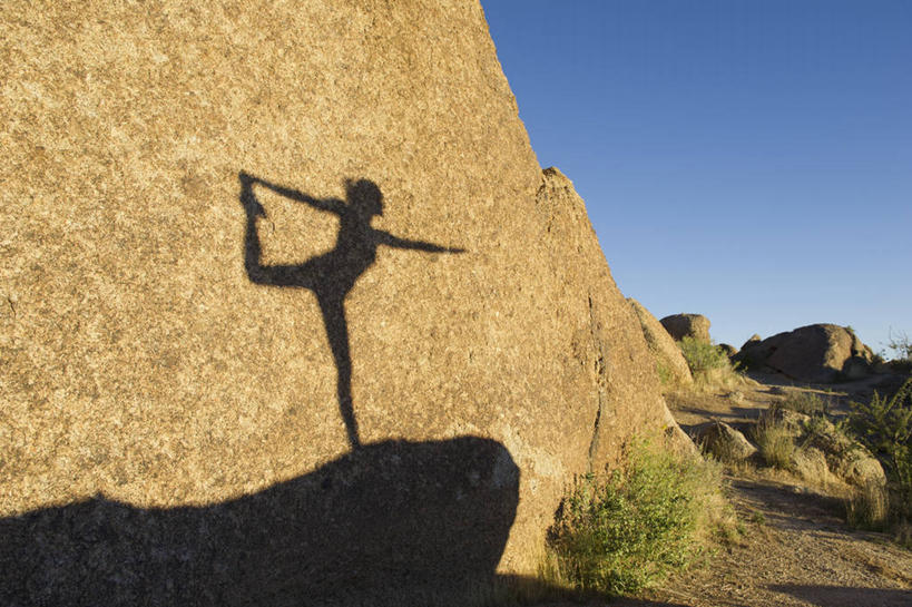 冲浪,西方人,一个人,无人,站,举,伸展双臂,室外,白天,正面,锻炼,瑜伽,运动,草地,石头,植物,欧洲,欧洲人,仅一个年轻女性,仅一个女性,仅一个人,握,阴影,服装,光线,石子,影子,拿,拿着,休闲装,草,衣服,蓝色,绿色,蓝天,天空,阳光,天,托,站着,休闲,休闲服,抬脚,握着,养生,服饰,晴朗,张开双腿,万里无云,展开双腿,体育,年轻女性,女人,女性,白种人,石块,岩石,晴空,晴空万里,敞开双臂,举起,举手,举着,伸开双臂,向上举,向上伸,向上托,展开双肩,站立,张开手臂,张开双臂,彩图,全身,健身,勇士式,勇士一式,伸展双腿