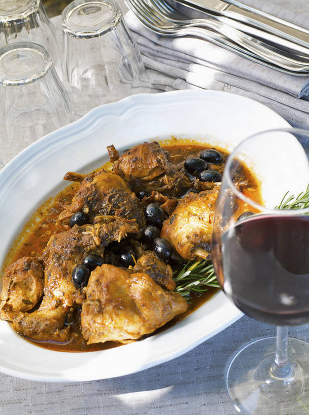 蝶泳,红酒,葡萄酒,无人,俯视,室内,特写,白天,桌面,桌子,杯子,餐具,木制,叉子,刀叉,刀子,碟子,高脚杯,盘,肉,红酒杯,酒类,肉类,玻璃制品,酒,饮料,盘子,酒杯,木制品,碟,红葡萄酒,葡萄酒杯,餐刀,肉食,餐叉,玻璃杯,进餐用具,彩图,高角度拍摄