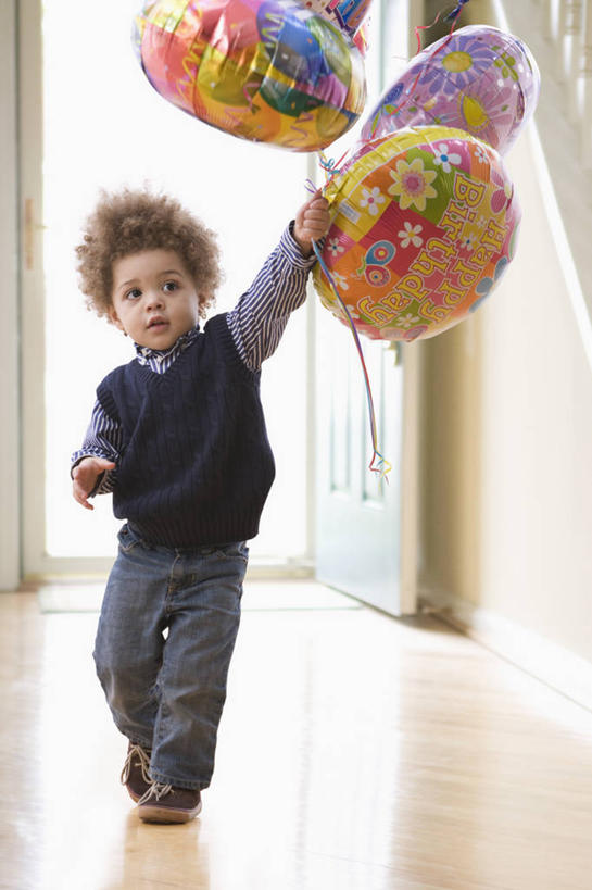 蝶泳,西方人,儿童,一个人,走,举,室内,白天,正面,游戏,纯洁,地板,门,玩具,欧洲,欧洲人,仅一个男性,仅一个人,握,服装,墙,地面,拿,玩,拿着,扭头,注视,休闲装,娱乐,木地板,墙壁,墙面,小孩,衣服,气球,门框,观察,看,托,转头,仅一个小孩,休闲,休闲服,充气玩具,可爱,童年,童趣,益智,握着,服饰,观看,活动,察看,发泄,关注,消遣,智力,氢气球,童真,烂漫,无邪,宣泄,天真,男孩,男人,男性,白种人,孩子,步行,举起,举手,举着,散步,玩耍,嬉戏,向上举,向上伸,向上托,走路,彩图,全身,氦气球,铝箔气球,铝膜,铝膜气球,铝膜制品,男生