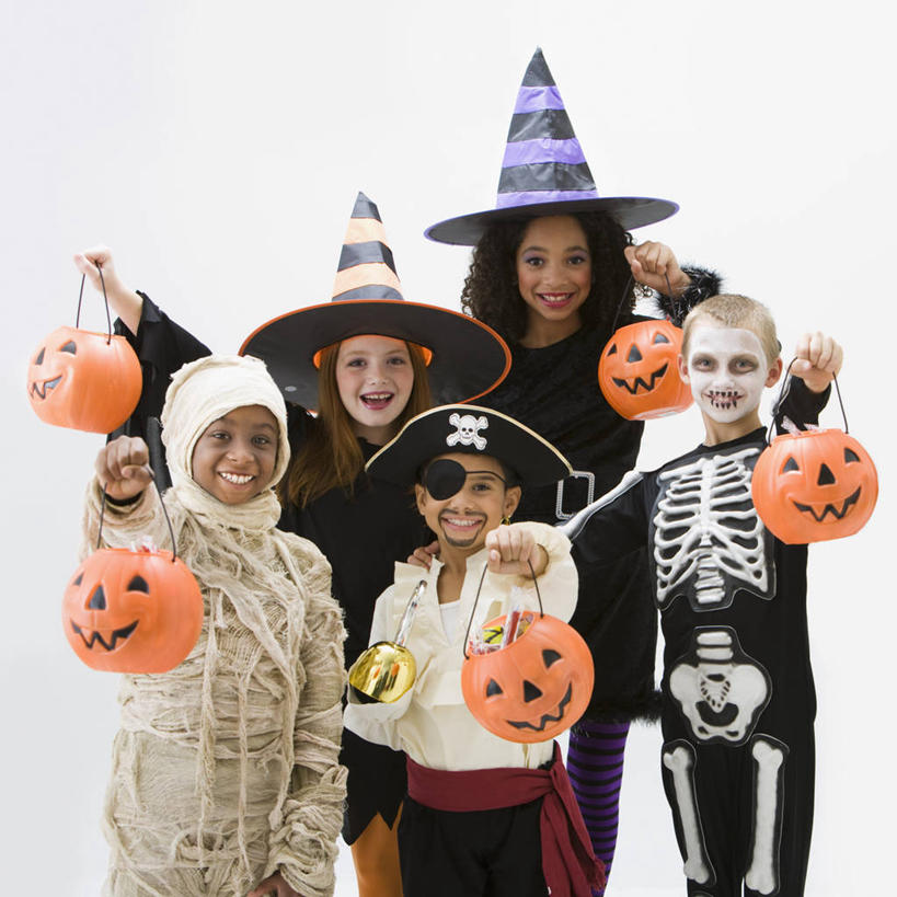 西方人,儿童,脸,头,脸颊,伙伴,朋友,站,举,笑,微笑,露齿笑,方图,室内,白天,正面,友谊,纯洁,南瓜,蔬菜,帽子,照明,欧洲,欧洲人,五个人,握,服装,节日,庆祝,新鲜,装饰,灯光,金瓜,食品,许多人,拿,拿着,注视,文化,镂空,番瓜,灯,食物,小孩,衣服,灯具,观察,看,靠,靠着,托,站着,一群人,庆典,南瓜灯,万圣节,可爱,童年,童趣,握着,摄影,服饰,有机食品,绿色食品,影棚,观看,纪念,华丽,修饰,麦瓜,倭瓜,照亮,点缀,察看,衣着,照明设备,穿着,关注,表演服,演出服,童真,烂漫,无邪,巫师帽,衬托,美观,雅致,雅观,衣饰,镂刻,道具服,天真,友情,男孩,男人,男性,女孩,女人,女性,白种人,头部,脸部,脸蛋,面部,举起,举手,举着,向上举,向上伸,向上托,站立,半身,彩图,影棚拍摄,拍摄,男生,女生,海盗帽