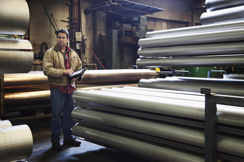 冲浪,西方人,一个人,工厂,站,室内,白天,正面,工作服,制服,电脑,笔记本电脑,欧洲,欧洲人,仅一个男性,仅一个人,仅一个中年男性,握,阴影,光线,网络,管子,影子,塑料,灯光,拿,拿着,注视,通讯设备,管道,工人,塑料制品,观察,看,站着,握着,观看,察看,无线,关注,通信设备,无线网络,塑料管,无线上网,便携式电脑,平板电脑,工作制服,PVC管,手提电脑,男人,男性,中年男性,白种人,站立,彩图,全身,工作套服,工地,制造厂,合成材料