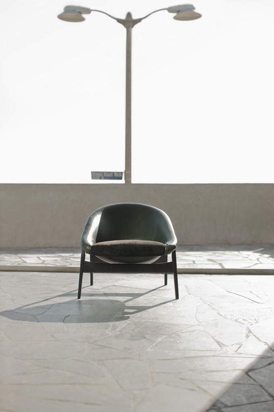 蝶泳,无人,露台,室外,白天,正面,阳台,路灯,椅子,照明,阴影,光线,影子,墙,灯光,墙壁,墙面,灯,蓝色,蓝天,天空,阳光,会议椅,天,晴朗,办公椅,照亮,照明设备,万里无云,商务椅,培训椅,晴空,晴空万里,彩图,露天阳台