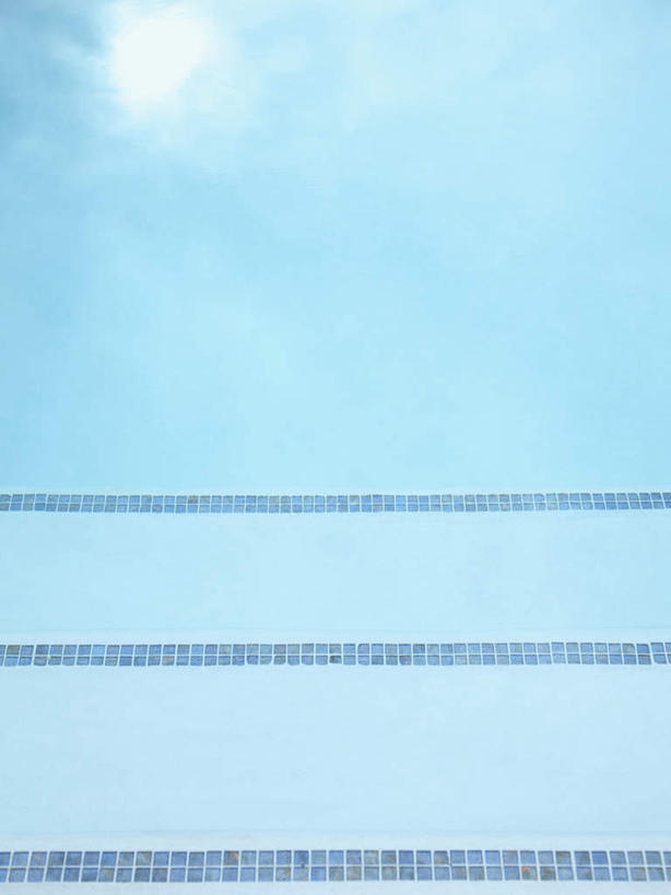 蝶泳,无人,体育馆,游泳池,俯视,室外,白天,建材,水,建筑,阴影,光线,材料,瓷砖,影子,水池,水面,泳池,墙砖,阳光,建造,游泳馆,彩图,高角度拍摄,墙面砖