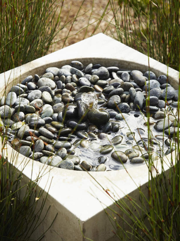 蝶泳,无人,俯视,室外,白天,草地,草坪,石头,植物,喷泉,一堆,许多,堆叠,堆积,飞溅,溅,石子,液体,景观,水滴,很多,文化,水珠,草,绿色,黑色,品味,鹅卵石,堆,喷洒,水景,按摩石,美观,设计,石块,彩图,高角度拍摄