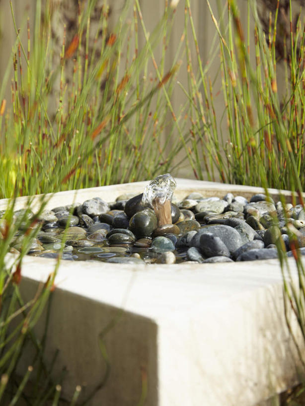 蝶泳,无人,室外,白天,正面,草地,草坪,石头,植物,喷泉,一堆,许多,堆叠,堆积,飞溅,溅,石子,液体,景观,水滴,很多,文化,水珠,草,绿色,黑色,品味,鹅卵石,堆,喷洒,水景,按摩石,美观,设计,石块,彩图