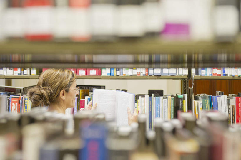 冲浪,西方人,一个人,图书管理员,图书馆,站,室内,白天,侧面,书籍,欧洲,欧洲人,仅一个女性,仅一个人,一排,许多,握,朦胧,模糊,整齐,并列,并排,很多,拿,拿着,排列,书柜,站着,仅一个中年女性,书橱,握着,管理员,队列,平行,浏览室,女人,女性,中年女性,白种人,书,图书,站立,半身,彩图,书库,图书库,阅览室