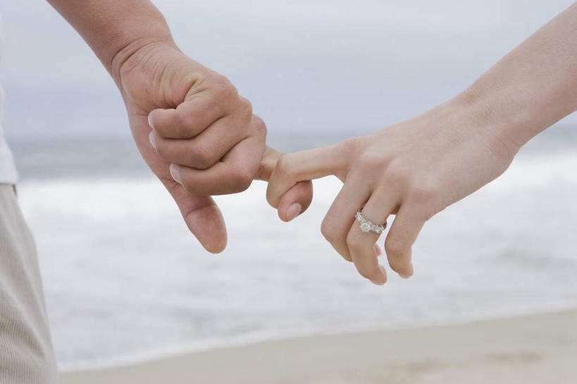 冲浪,西方人,手,两个人,握手,室外,特写,白天,正面,爱情,海浪,海洋,沙滩,欧洲,欧洲人,双手,朦胧,模糊,沙子,海岸,浪花,云,云朵,沙地,浪漫,云彩,装饰品,白云,海水,戒指,饰品,首饰,温暖,温馨,手部,恩爱,恋人,信物,和睦,权利,海景,手饰,男人,男性,年轻男性,年轻女性,女人,女性,白种人,情侣,大海,风浪,海,海水的波动,海滩,近岸浪,涌浪,搀手,拉手,手搀手,手拉手,手牵手,手握手,半身,彩图,伴侣,融洽