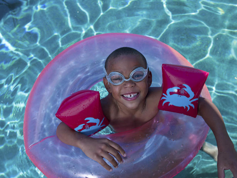 冲浪,游泳,西方人,儿童,一个人,体育馆,游泳池,笑,微笑,露齿笑,俯视,室外,白天,纯洁,水,欧洲,非洲,黑人,欧洲人,仅一个男性,仅一个人,阴影,光线,救生圈,眼镜,影子,泳镜,塑料,水池,水面,注视,泳池,裸露,两个,小孩,阳光,塑料制品,游泳圈,游泳眼镜,观察,看,仅一个小孩,可爱,童年,童趣,搭,充气,观看,察看,游泳馆,救生,搭着,关注,裸,童真,烂漫,无邪,泅水,拍浮,天真,男孩,男人,男性,非洲人,孩子,抬头,仰头,半身,彩图,高角度拍摄,浮圈,手臂浮圈,手臂圈,手臂游泳圈,男生