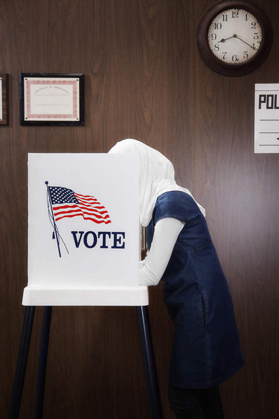 蝶泳,西方人,一个人,站,室内,白天,侧面,民族服装,桌子,旗帜,国旗,欧洲,欧洲人,仅一个年轻女性,仅一个女性,仅一个人,握,服装,时间,英文,标志,时钟,头巾,文字,字符,字母,办公桌,墙,拿,计时,拿着,标识,星条旗,墙壁,墙面,衣服,挂钟,钟表,站着,表,握着,美国国旗,服饰,英文字母,书写,衣着,穿着,衣饰,推举,年轻女性,女人,女性,白种人,旗,钟,站立,半身,彩图,传统服装,民俗服,美利坚合众国国旗,投票,选举