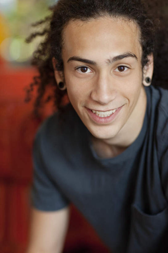 蝶泳,西方人,一个人,笑,微笑,露齿笑,室内,白天,正面,欧洲,欧洲人,仅一个男性,仅一个人,服装,朦胧,模糊,注视,休闲装,耳钉,装饰品,仅一个年轻男性,衣服,饰品,首饰,观察,看,休闲,休闲服,服饰,观看,察看,关注,耳饰,男人,男性,年轻男性,白种人,半身,彩图