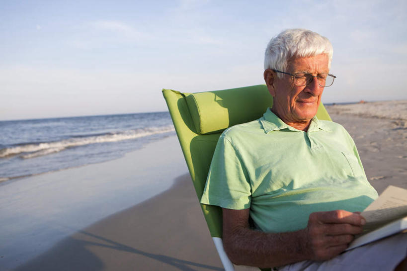 冲浪,西方人,一个人,坐,笑,微笑,室外,白天,正面,海浪,海洋,沙滩,书籍,椅子,欧洲,欧洲人,仅一个男性,仅一个人,一把,一本,一副,握,阴影,服装,光线,沙子,眼镜,影子,躺椅,海岸,浪花,沙地,注视,休闲装,衣服,蓝色,绿色,蓝天,天空,阳光,海水,天,观察,看,仅一个老年男性,休闲,休闲服,握着,服饰,晴朗,观看,老花镜,沙滩椅,察看,关注,海景,万里无云,远视眼镜,老年男性,男人,男性,白种人,书,图书,大海,风浪,海,海水的波动,海滩,近岸浪,涌浪,晴空,晴空万里,坐着,半身,彩图