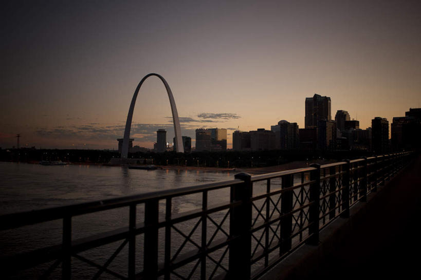 冲浪,无人,高楼大厦,栏杆,全景,室外,白天,正面,度假,海浪,海洋,美景,日落,天际线,城市风光,城市,大厦,建筑,摩天大楼,美国,朦胧,模糊,景观,浪花,晚霞,霞光,落日,围栏,背光,娱乐,护栏,天空,海水,黄昏,天,享受,休闲,景色,彩霞,放松,北美,北美洲,美洲,逆光,海景,北亚美利加洲,亚美利加洲,密苏里,密苏里州,索证之州,圣路易斯,圣卢易斯,圣路易士,夕照,薄暮,大海,风浪,海,海水的波动,近岸浪,涌浪,夕阳,彩图,傍晚,大楼,高层建筑,高楼,摩天楼,斜阳