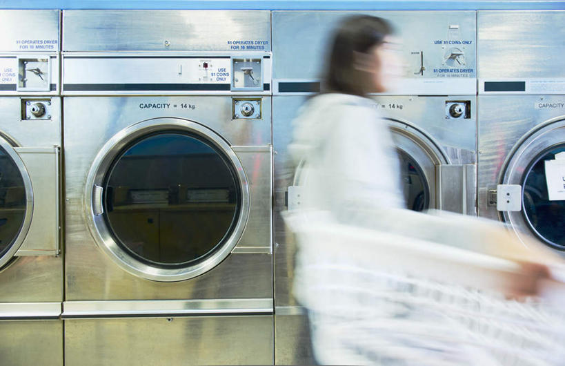 冲浪,西方人,一个人,走,室内,白天,侧面,欧洲,欧洲人,仅一个年轻女性,仅一个女性,仅一个人,握,阴影,服装,朦胧,模糊,反射,电器,篮子,影子,塑料,注视,休闲装,衣服,塑料制品,观察,看,休闲,休闲服,连帽衫,握着,服饰,洗衣机,观看,察看,家电,家用电器,滚筒洗衣机,关注,帽衫,年轻女性,女人,女性,白种人,步行,清洗,洗涤,走路,半身,彩图