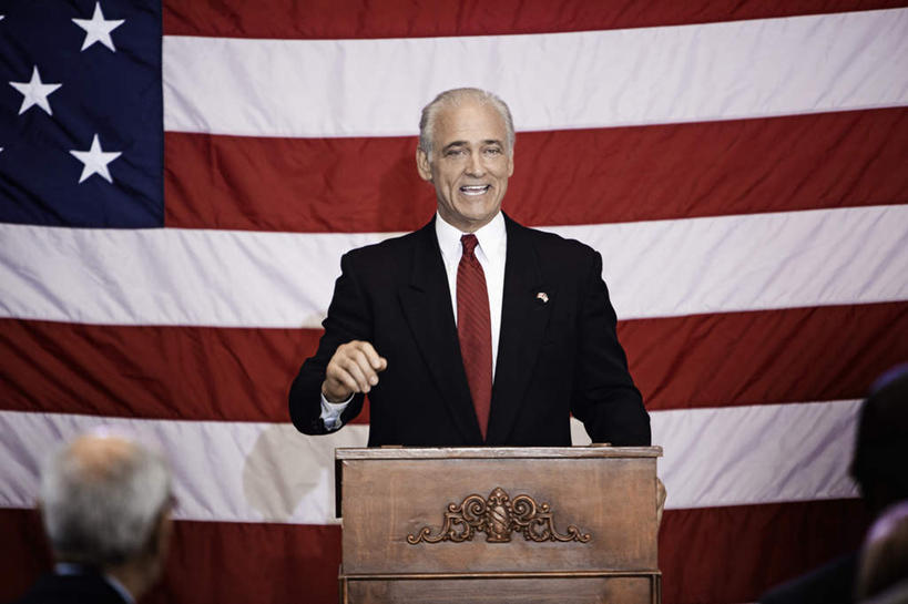 冲浪,西方人,一个人,站,室内,白天,正面,旗帜,国旗,欧洲,欧洲人,仅一个男性,仅一个人,阴影,朦胧,模糊,反射,影子,注视,星条旗,讲台,观察,看,演讲,站着,仅一个老年男性,美国国旗,报告,观看,察看,徽章,演说,关注,演说台,宣传,演讲台,鼓动,讲演,老年男性,男人,男性,白种人,旗,站立,半身,彩图,美利坚合众国国旗