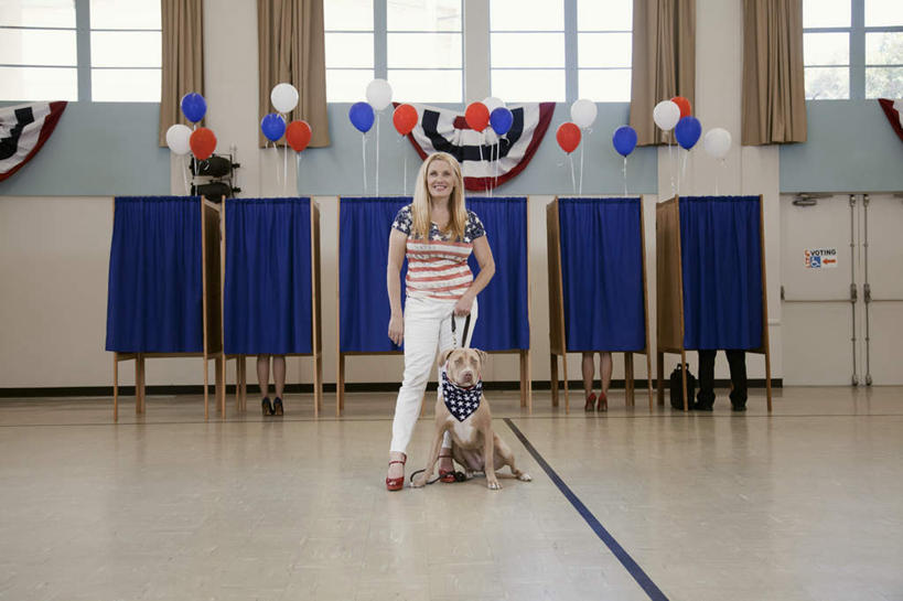 冲浪,西方人,一个人,站,室内,白天,正面,窗户,窗帘,宠物,狗,欧洲,欧洲人,仅一个女性,仅一个人,阴影,服装,装饰,反射,影子,猎犬,猎兔犬,拎,注视,休闲装,玻璃窗,一只,衣服,帘子,动物,观察,看,站着,仅一个中年女性,休闲,休闲服,遮阳,可爱,服饰,帷幕,观看,华丽,修饰,点缀,察看,关注,帷幔,幕布,幕帘,忠诚,衬托,美观,雅致,雅观,帷幔布,女人,女性,中年女性,白种人,犬,站立,彩图,全身,法老王猎犬,科博特菲勒犬,投票,拎着