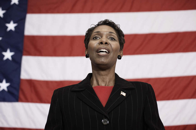 冲浪,西方人,一个人,商务人士,商务女性,站,室内,白天,正面,旗帜,国旗,欧洲,非洲,黑人,欧洲人,仅一个女性,仅一个人,阴影,套装,反射,影子,星星,注视,星条旗,装饰品,耳环,饰品,首饰,观察,看,演讲,站着,仅一个中年女性,星形,美国国旗,报告,观看,察看,徽章,演说,关注,商务装,宣传,五角形,工薪阶层,耳饰,政治家,鼓动,讲演,女人,女性,中年女性,非洲人,白领,上班族,旗,五角星,站立,半身,彩图,美利坚合众国国旗