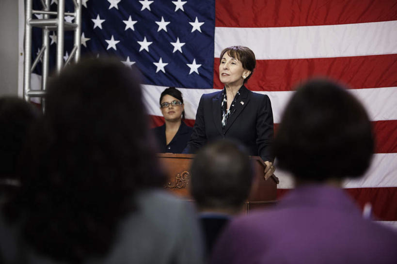 冲浪,东方人,西方人,背部,商务人士,商务男性,商务女性,站,室内,白天,正面,衬衫,旗帜,国旗,欧洲,欧洲人,亚洲,阴影,套装,朦胧,模糊,反射,眼镜,影子,许多人,注视,黄种人,星条旗,讲台,观察,看,演讲,站着,一群人,美国国旗,报告,观看,察看,演说,关注,演说台,商务装,宣传,近视眼镜,工薪阶层,演讲台,政治家,鼓动,讲演,老年女性,年轻女性,女人,女性,中年女性,白种人,亚洲人,白领,上班族,旗,站立,半身,彩图,衬衣,美利坚合众国国旗