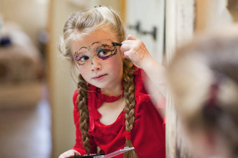 冲浪,西方人,儿童,一个人,坐,笑,微笑,室内,白天,正面,纯洁,欧洲,欧洲人,仅一个女性,仅一个人,握,服装,朦胧,模糊,笔,办公用品,拿,拿着,注视,休闲装,文具,小孩,衣服,画笔,学习用品,观察,看,仅一个小孩,休闲,休闲服,可爱,童年,童趣,握着,服饰,观看,颜料,文具用品,察看,绘图,关注,童真,烂漫,无邪,天真,女孩,女人,女性,白种人,孩子,画画,画图,摹绘,坐着,半身,彩图,女生