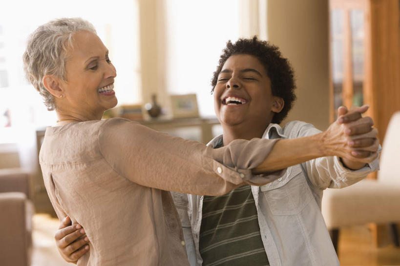 冲浪,西方人,儿童,老年人,背部,两个人,家庭,祖母,客厅,站,闭眼,握手,抱,笑,微笑,露齿笑,室内,白天,正面,跳舞,纯洁,窗户,柜子,沙发,欧洲,非洲,黑人,欧洲人,服装,朦胧,模糊,储物柜,休闲装,玻璃窗,小孩,衣服,站着,休闲,温暖,温馨,一家人,休闲服,可爱,童年,童趣,服饰,奶奶,抱着,祖孙,优雅,华丽,和睦,起居室,搂着,储存,舞姿,布艺沙发,童真,烂漫,无邪,外婆,外祖母,外孙,外孙子,华尔兹,客堂,储备,蕴藏,贮备,圆舞,圆舞曲,天真,老年女性,男孩,女人,女性,非洲人,孩子,孙子,闭眼睛,闭着眼,闭着眼睛,搀手,拉手,搂,搂抱,手拉手,手握手,站立,半身,彩图,舞蹈,融洽,贮存,男生