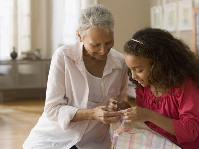 冲浪,西方人,儿童,老年人,两个人,家庭,祖母,坐,笑,微笑,露齿笑,室内,白天,正面,纯洁,窗户,刺绣,欧洲,非洲,黑人,欧洲人,握,服装,朦胧,模糊,艺术,装饰,头饰,手工艺品,拿,拿着,注视,休闲装,文化,针,玻璃窗,小孩,衣服,发箍,发饰,饰品,工艺品,低头,观察,看,休闲,温暖,温馨,一家人,休闲服,可爱,童年,童趣,握着,服饰,奶奶,头箍,观看,祖孙,缝纫,华丽,修饰,点缀,和睦,察看,高雅,十字绣,缝衣针,针线,关注,发卡,童真,烂漫,无邪,配饰,外婆,外孙女,外祖母,自信心,品位,衬托,美观,雅致,雅观,天真,老年女性,女孩,女人,女性,非洲人,孩子,孙女,坐着,半身,彩图,女红,针绣,针黹,黹,融洽,女生