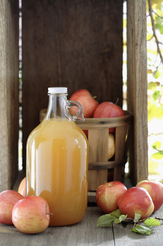 蝶泳,无人,室外,特写,白天,正面,植物,苹果,水果,一堆,许多,堆叠,堆积,新鲜,罐子,木桶,桶,生食,食品,果实,酒类,玻璃制品,酒,树,树木,食物,饮料,绿色,自然,玻璃瓶,瓶子,容器,有机食品,绿色食品,生长,成长,储藏,堆,果酒,储存,苹果酒,彩图,贮存