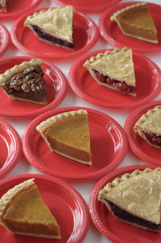 蝶泳,面食,无人,俯视,室内,特写,白天,白色背景,烹饪,西餐,餐具,一排,许多,阴影,整齐,并列,并排,反射,碟子,盘,影子,料理,食品,面点,菜肴,美食,食物,排列,红色,盘子,碟,西式,摄影,佳肴,影棚,派,队列,平行,蓝莓派,南瓜派,樱桃派,胡桃派,彩图,高角度拍摄,影棚拍摄,拍摄