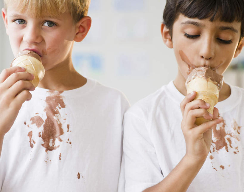 冲浪,西方人,儿童,两个人,伙伴,朋友,站,闭眼,吃,室内,白天,正面,友谊,纯洁,欧洲,欧洲人,握,服装,朦胧,模糊,墙,冰激凌,清凉,拿,拿着,注视,休闲装,墙壁,墙面,小孩,衣服,白色,冷饮,观察,看,站着,休闲,舒服,休闲服,冰淇淋,可爱,童年,童趣,握着,服饰,肮脏,观看,解暑,察看,关注,解渴,雪糕,童真,烂漫,无邪,舒爽,邋遢,冰糕,消暑,龌龊,污秽,巧克力冰淇淋,天真,友情,男孩,男人,男性,白种人,闭眼睛,闭着眼,闭着眼睛,嚼,食,站立,半身,彩图,男生