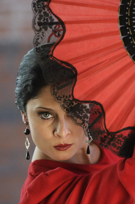 西方人,一个人,跳舞者,站,竖图,室外,白天,正面,裙子,跳舞,热情,欧洲,欧洲人,仅一个女性,仅一个人,阴影,连衣裙,朦胧,模糊,反射,扇子,影子,注视,文化,装饰品,红色,耳环,饰品,首饰,观察,看,站着,仅一个中年女性,激情,观看,察看,关注,舞姿,耳饰,豪情,狂热,女人,女性,中年女性,白种人,舞蹈家,舞蹈演员,舞者,站立,半身,彩图,舞蹈,舞蹈用扇,舞蹈扇,绸舞扇,传统文化,弗拉明戈,弗拉明戈舞