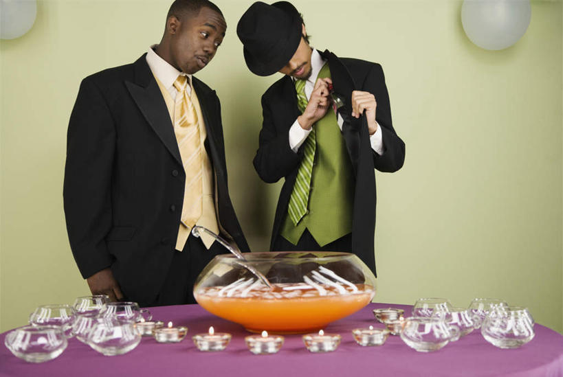 果汁,西方人,两个人,伙伴,朋友,站,横图,室内,白天,正面,衬衫,西装,友谊,杯子,帽子,欧洲,非洲,黑人,欧洲人,套装,正装,节日,装饰,墙,调味,香料,佐料,领带,酒类,饮品,注视,职业装,礼帽,文化,墙壁,墙面,玻璃制品,酒,饮料,水杯,低头,观察,看,祈祷,站着,健康,许愿,宗教,信仰,观看,纪念,华丽,修饰,祈求,点缀,配料,察看,象征,庄重,关注,可口,身份,作料,衬托,美观,雅致,雅观,正式,地位,潘趣酒,垂头,适口,平安,友情,男人,男性,年轻男性,非洲人,玻璃杯,站立,半身,彩图,衬衣