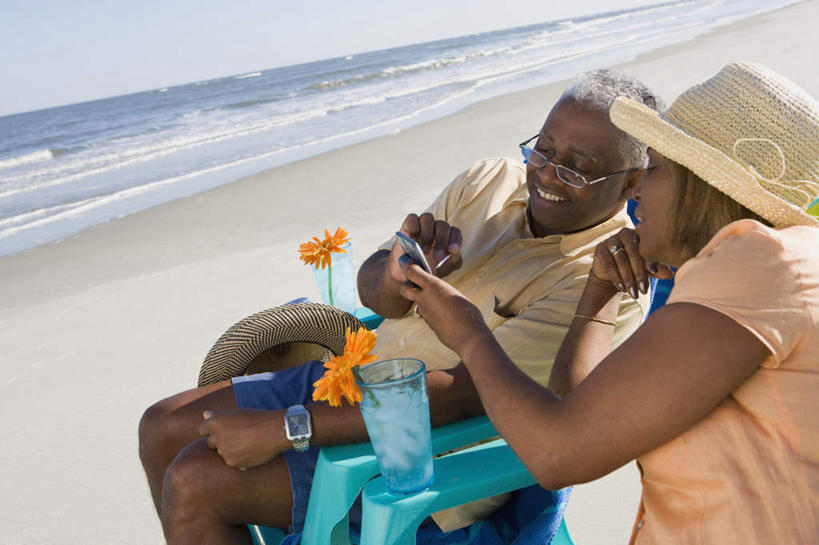 西方人,中年人,两个人,家庭,夫妻,坐,笑,打电话,微笑,露齿笑,横图,室外,白天,侧面,爱情,海浪,海洋,沙滩,杯子,电话,帽子,手机,椅子,欧洲,非洲,黑人,欧洲人,一副,握,阴影,服装,盛开,光线,草帽,沙子,眼镜,影子,躺椅,海岸,浪花,水平线,辽阔,海平线,沙地,浪漫,拿,花蕾,拿着,注视,休闲装,通讯设备,玻璃制品,花,花瓣,花朵,鲜花,衣服,蓝色,蓝天,天空,阳光,海水,水杯,天,花苞,花蕊,观察,看,休闲,广阔,温暖,温馨,一家人,休闲服,恩爱,握着,恋人,服饰,晴朗,观看,老花镜,一望无际,沙滩椅,和睦,察看,关注,海景,万里无云,一部,无边无际,一马平川,远视眼镜,交流,男人,男性,女人,女性,中年男性,中年女性,非洲人,夫妇,情侣,玻璃杯,大海,风浪,海,海水的波动,海滩,近岸浪,涌浪,晴空,晴空万里,沟通,通话,坐着,半身,彩图,伴侣,融洽,水天相接,水天一线