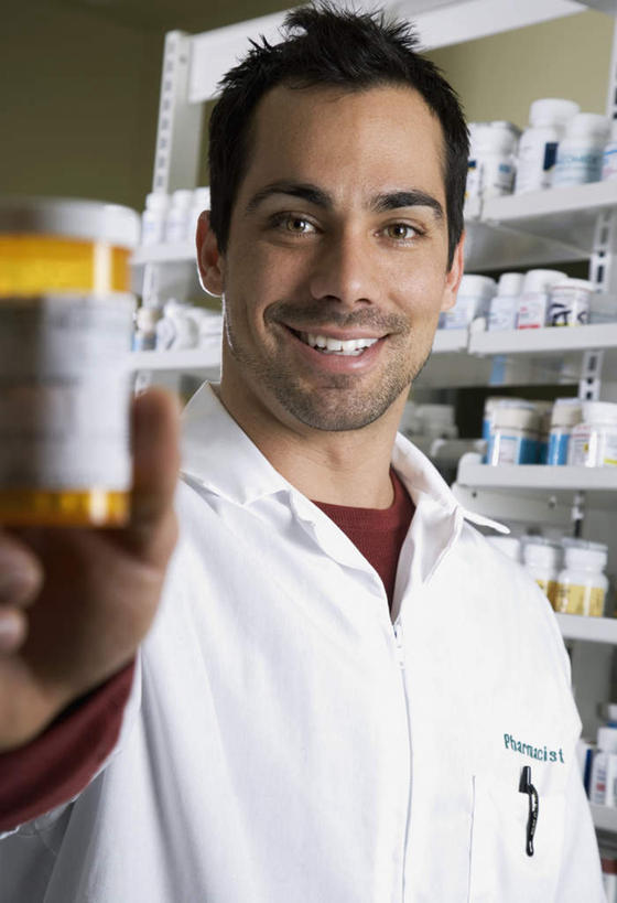 西方人,一个人,药剂师,商店,站,笑,微笑,露齿笑,竖图,室内,白天,正面,工作服,制服,安全,欧洲,欧洲人,仅一个男性,仅一个人,仅一个中年男性,握,药剂,药丸,防护,拿,拿着,注视,药片,商铺,玻璃制品,白色,玻璃瓶,瓶子,药品,药店,观察,看,站着,治疗,握着,药房,观看,保护,药物,察看,医疗,关注,保险,预防,市肆,商号,工作制服,平安,男人,男性,中年男性,白种人,配药师,站立,半身,彩图,工作套服,店铺