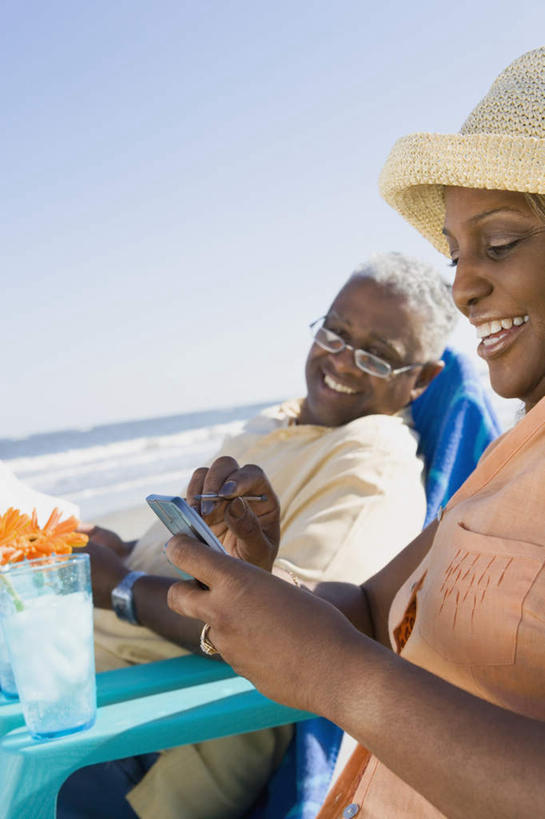 西方人,老年人,两个人,家庭,夫妻,坐,笑,打电话,微笑,露齿笑,竖图,室外,白天,侧面,爱情,海浪,海洋,沙滩,杯子,电话,帽子,手机,椅子,欧洲,非洲,黑人,欧洲人,敲打,握,阴影,服装,光线,草帽,沙子,眼镜,影子,躺椅,海岸,浪花,沙地,浪漫,拿,拿着,注视,休闲装,输入,通讯设备,玻璃制品,衣服,蓝色,蓝天,天空,阳光,海水,水杯,天,打字,观察,看,休闲,温暖,温馨,一家人,休闲服,恩爱,握着,恋人,服饰,晴朗,观看,老花镜,点击,敲击,沙滩椅,和睦,察看,苏打,关注,海景,万里无云,一部,碳酸钠,远视眼镜,化学物质,纯碱,碱面,交流,按键,老年男性,老年女性,男人,男性,女人,女性,非洲人,夫妇,情侣,玻璃杯,大海,风浪,海,海水的波动,海滩,近岸浪,涌浪,晴空,晴空万里,沟通,通话,坐着,半身,彩图,伴侣,融洽