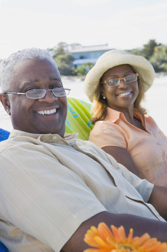 西方人,老年人,两个人,家庭,夫妻,坐,笑,微笑,露齿笑,竖图,室外,白天,侧面,爱情,沙滩,植物,帽子,椅子,欧洲,非洲,黑人,欧洲人,阴影,服装,盛开,光线,草帽,沙子,眼镜,影子,躺椅,海岸,沙地,浪漫,花蕾,注视,休闲装,花,花瓣,花朵,鲜花,树,树木,衣服,绿色,阳光,自然,花苞,花蕊,观察,看,休闲,温暖,温馨,一家人,休闲服,恩爱,恋人,服饰,生长,成长,观看,老花镜,沙滩椅,和睦,察看,关注,远视眼镜,老年男性,老年女性,男人,男性,女人,女性,非洲人,夫妇,情侣,海滩,坐着,半身,彩图,伴侣,融洽